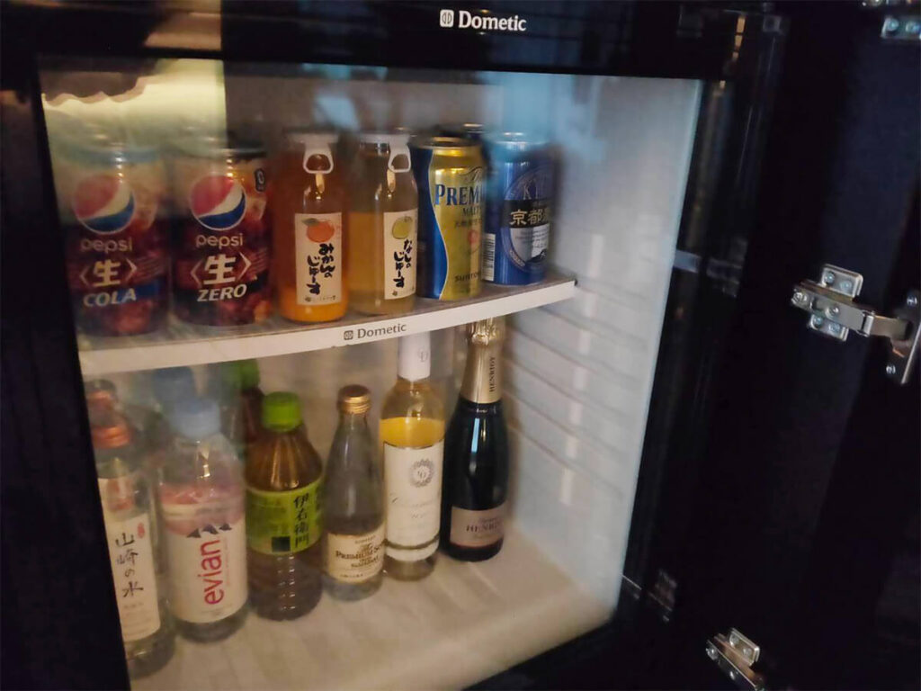 冷蔵庫にはアルコールやジュース、お茶などが。