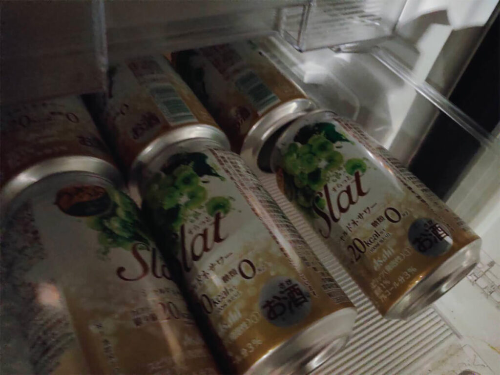 冷蔵庫内には缶チューハイが数種類あるので自由に飲めます。