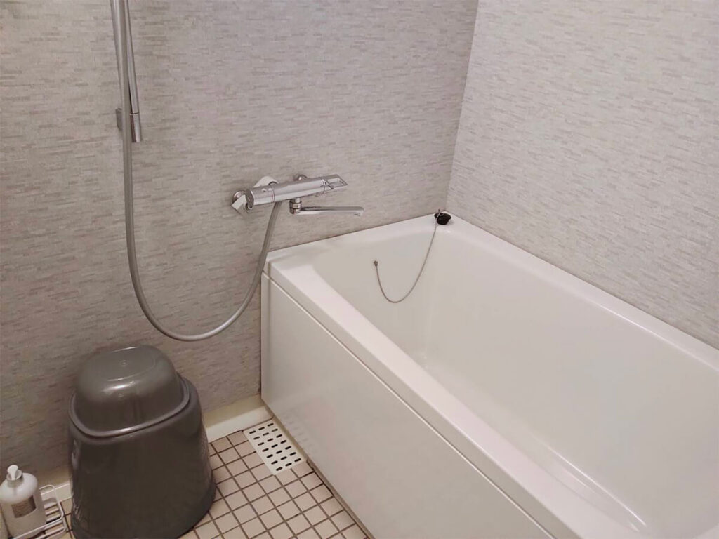 お風呂は床がタイルで一般家庭のお風呂位の規模