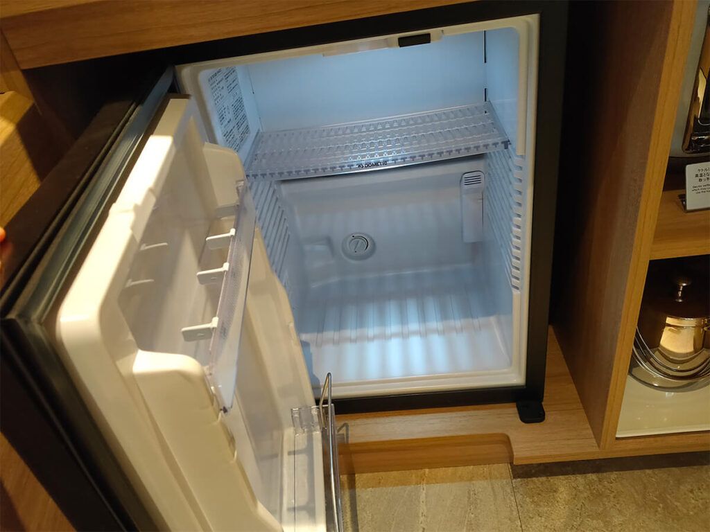 冷蔵庫は空なので持ち込んだものを入れて置ける