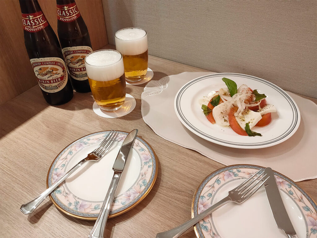 カプレーゼとビールにしました。カトラリーやナプキンももちろん持ってきてくれます。