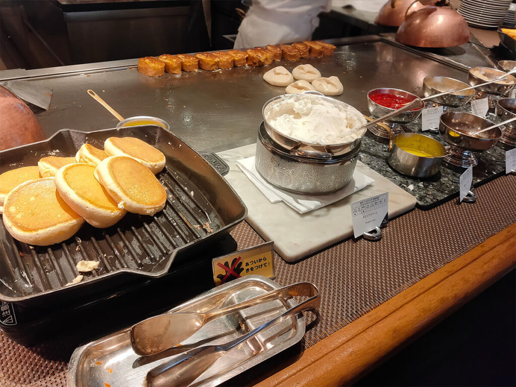 焼きたてがカウンターに提供されているけど次々となくなる