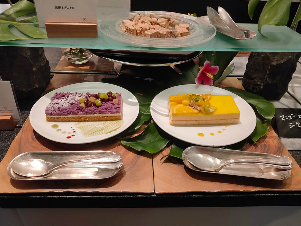 和のスイーツやマンゴーなど沖縄ならではの食材のスイーツも。