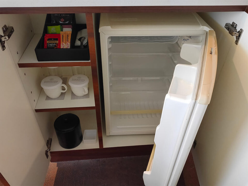 冷蔵庫は空っぽで自分で買ってきたものを入れるのに重宝する