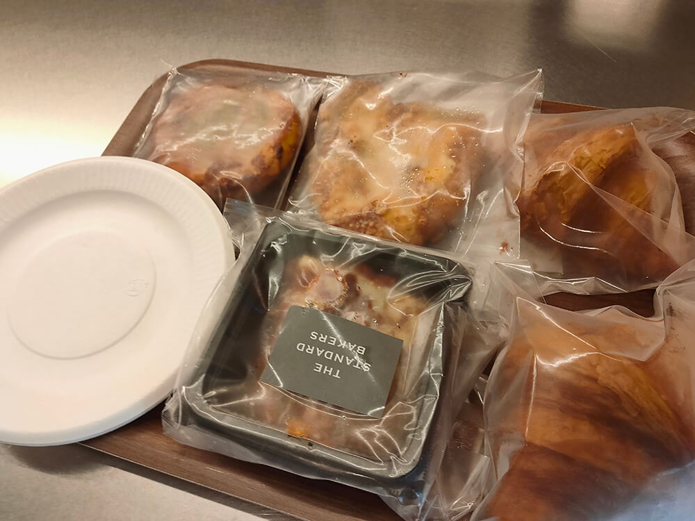 フロントで朝食を買いました。冷凍のラザニアやパン