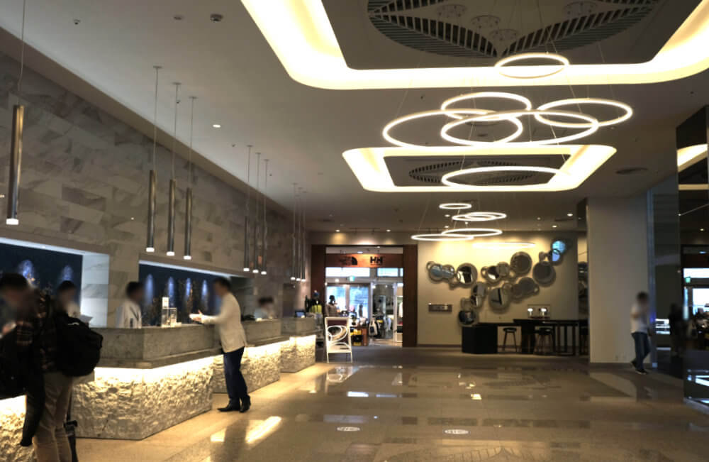 ロビーの左手にチェックインカウンター