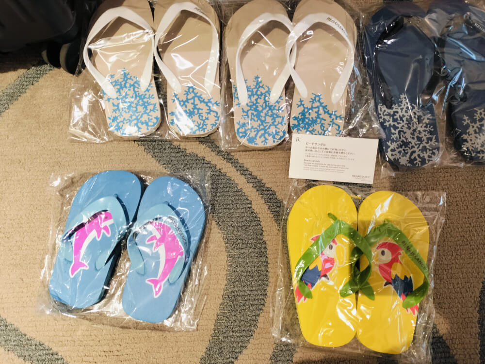 子ども用ビーチサンダルふたつと大人用が４つありました。スリッパは二つ