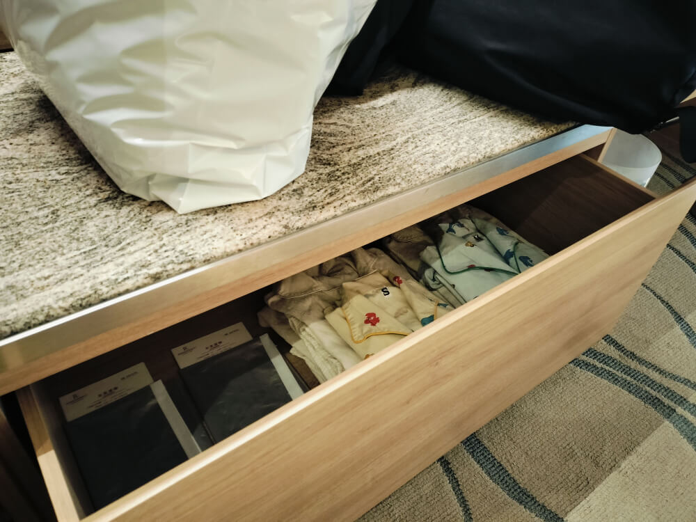 下の引き出しにはパジャマやランドリーバッグ（ビニール袋）が入っています。