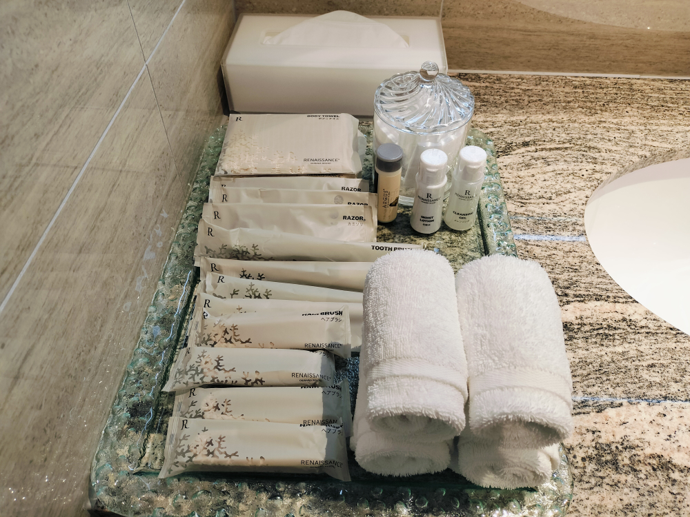 洗面台においてあるカミソリやクレンジングオイル、ボディクリーム、歯ブラシセットなど。