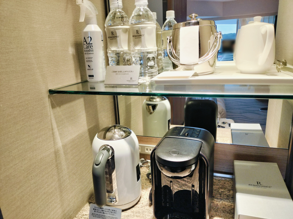 ペットボトルのお水２本
ケトル、コーヒーマシンなど