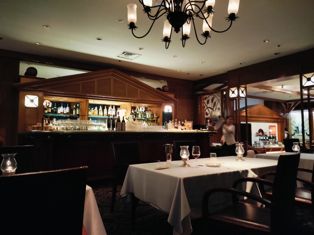 夜はバーになるフォーシーズン