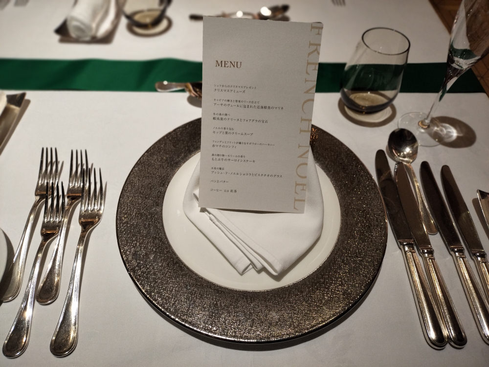 テーブルセッティングとメニュー表