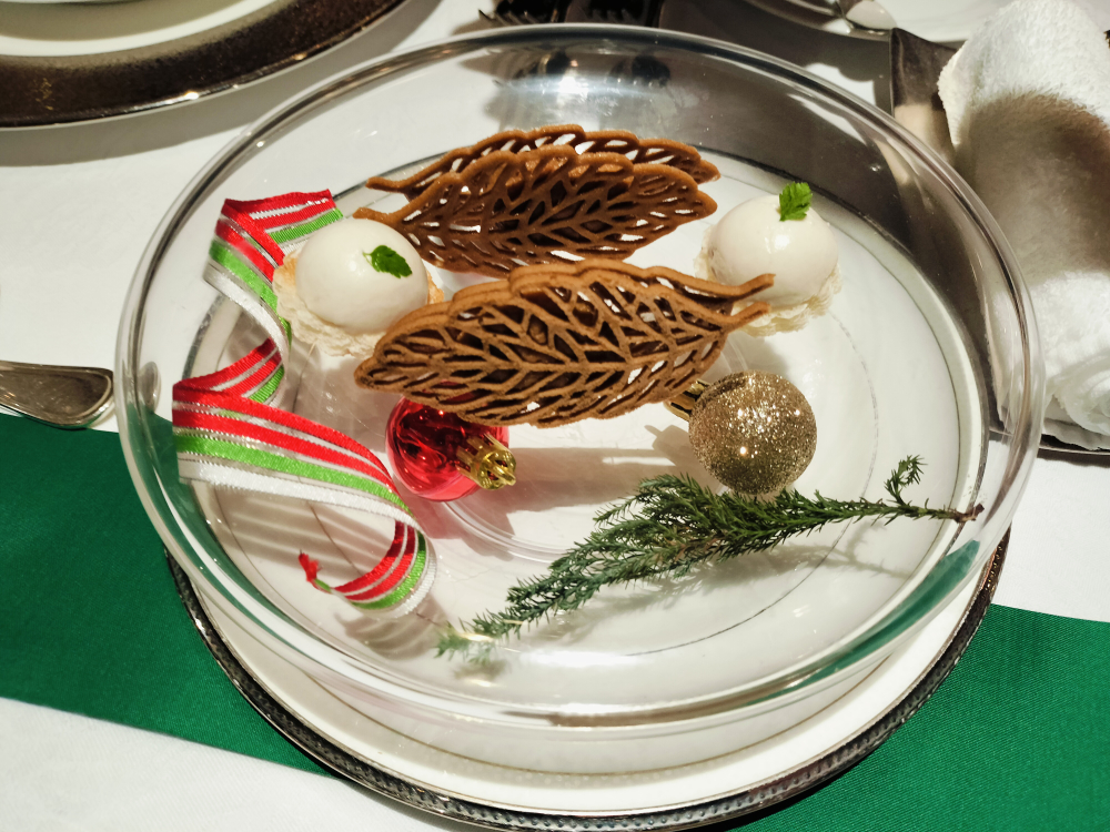 葉っぱの形のサクサクしたクッキーサンド