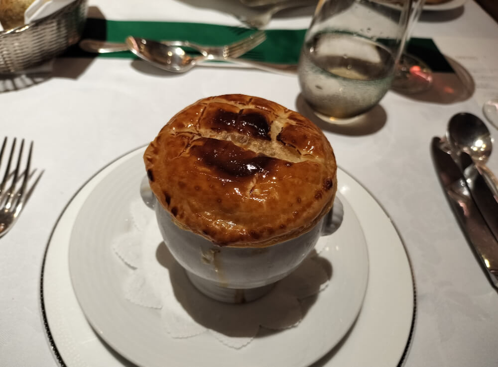 上のパイを割っていただきます。絶対おいしいやつ、、、