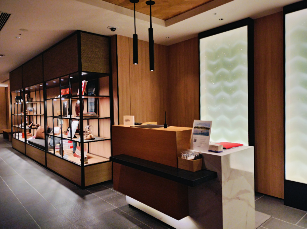 受付カウンターとその奥の飾り棚