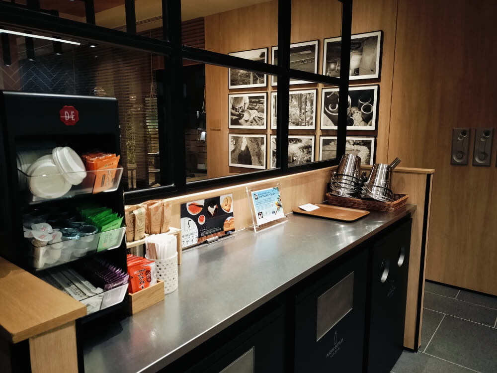 ゴミ箱、台の上は氷を入れるものやティーバッグ、コーヒーカップ用の蓋や使い捨てカトラリーなど。