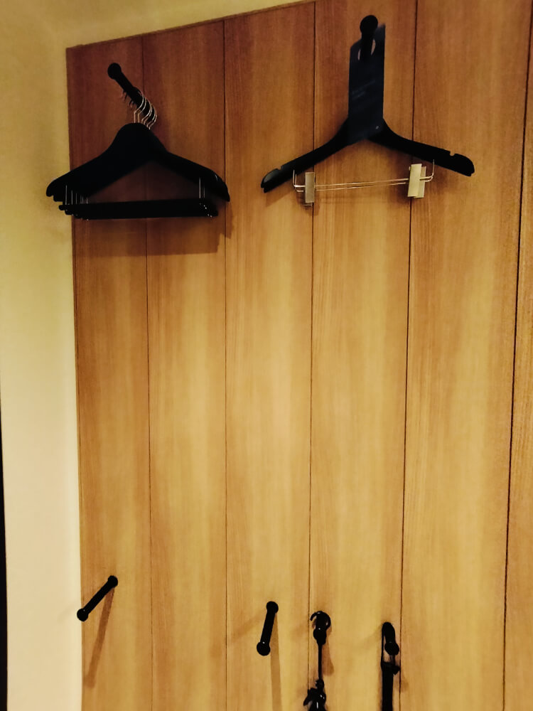 入口に収納はなく、壁にハンガーなどがかかっている