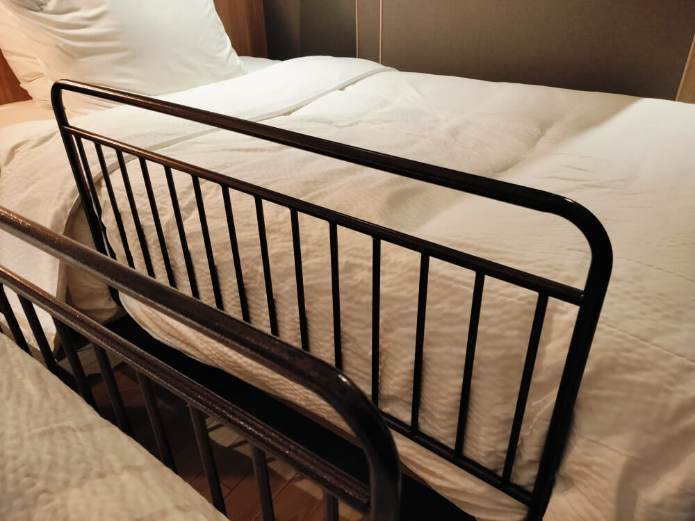 ベッドガードを設置したベッド