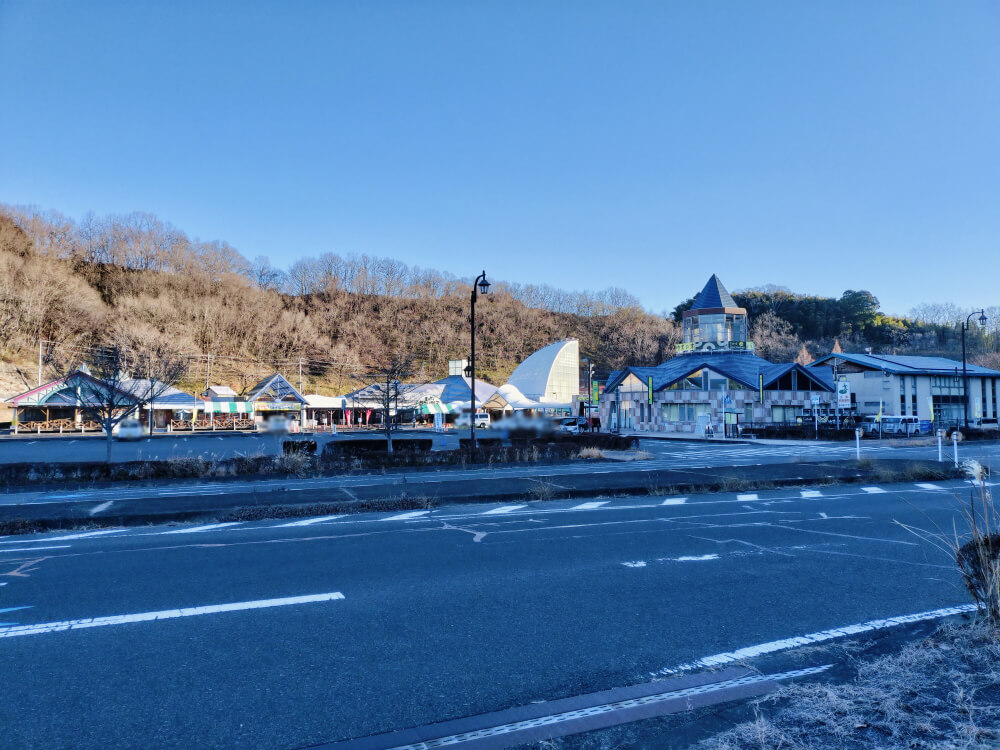 道路を挟んで向かいにある道の駅もてぎ