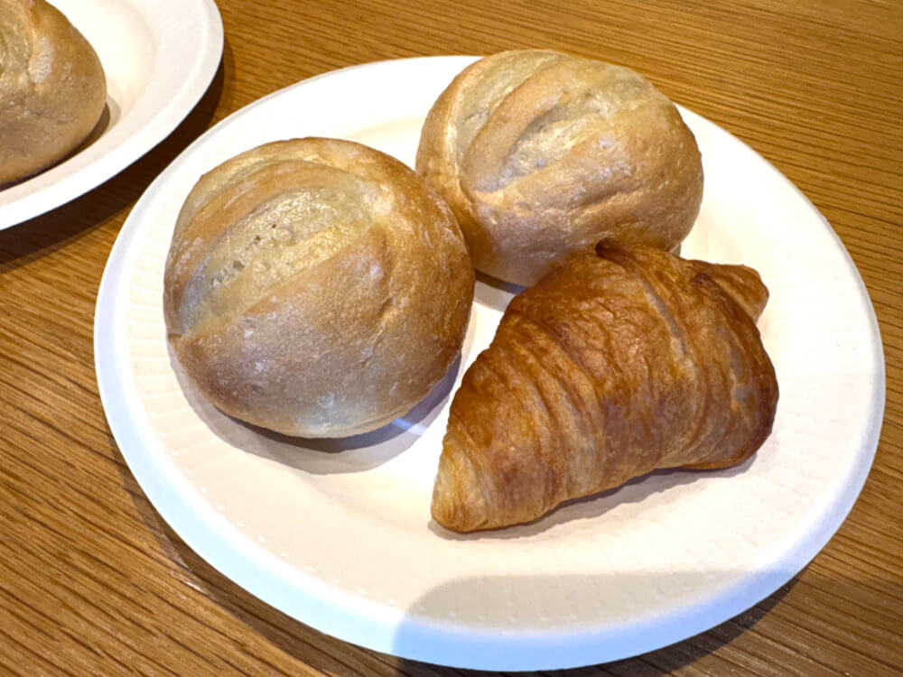 3個入りのパンと2個入りの身にクロワッサン