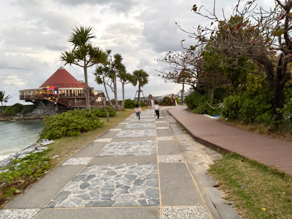 コーラルシービューに走って行くこどもたち