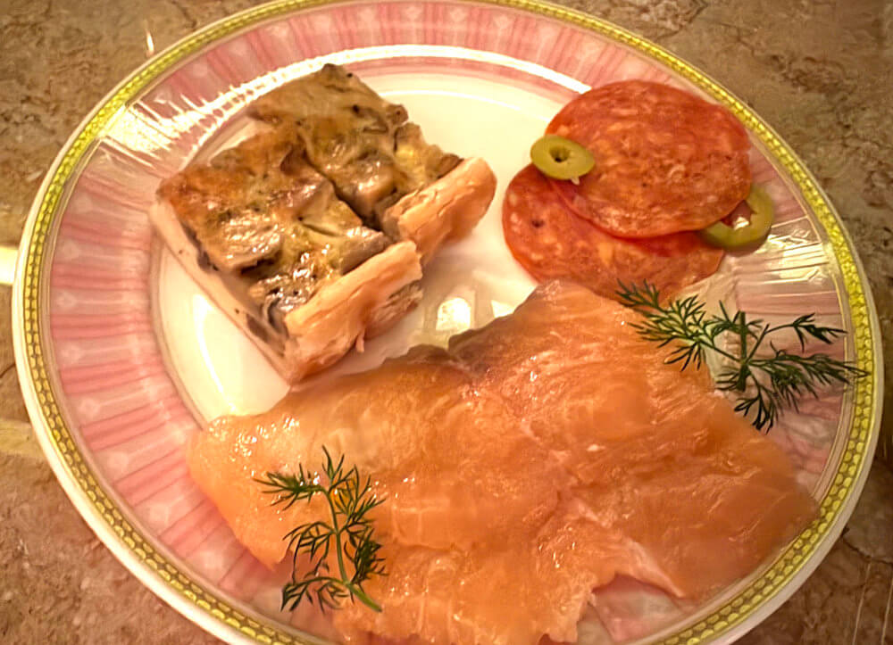 サーモン、キッシュ、サラミを取ってきました。