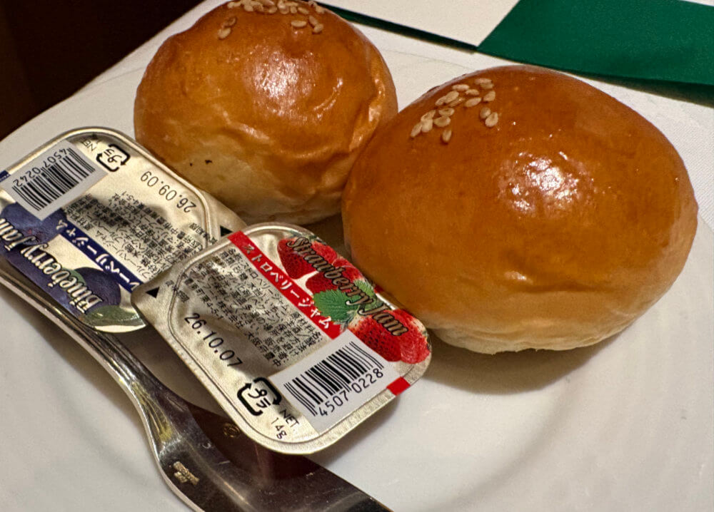 子ども用のパン、ジャムが付いています