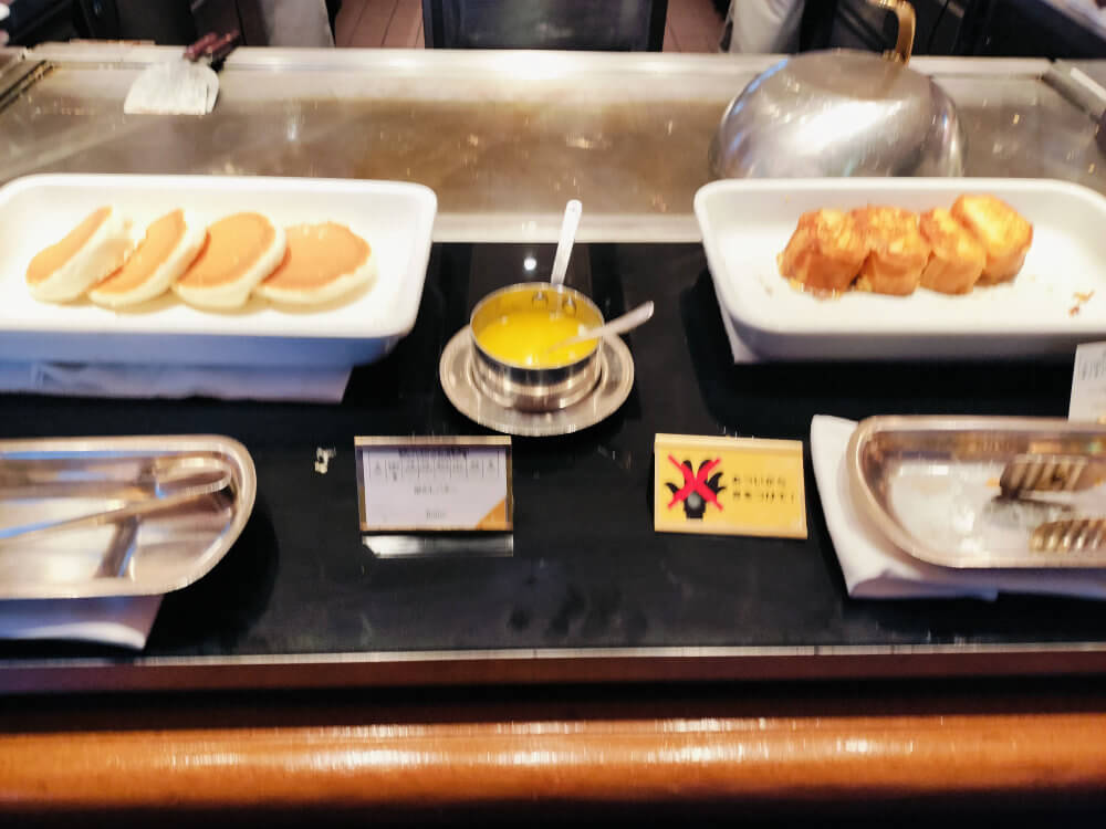 パンケーキとフレンチトースト。写ってませんがトッピングもいろいろあります