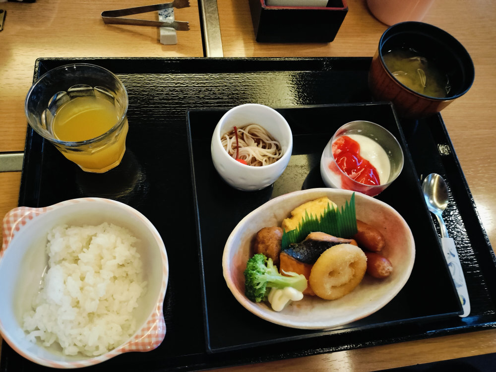 焼き鮭、卵焼き、ウインナー、など。