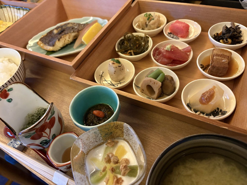 数量限定の朝食には、小皿に少しずつ、たくさんのおかず。
