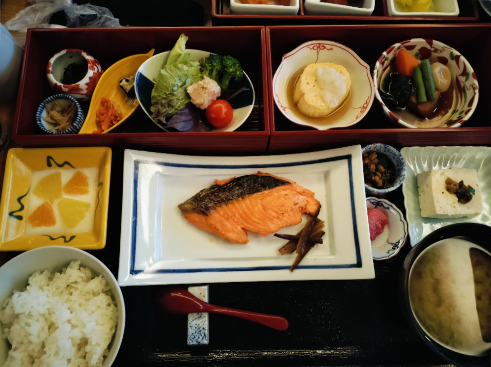 和朝食。焼き鮭やお豆腐、出し巻きなど。