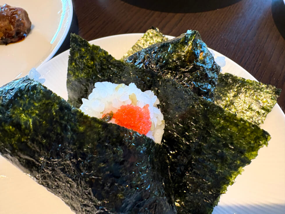 その場で握ってくれるおにぎり。高菜と明太子を選んだ