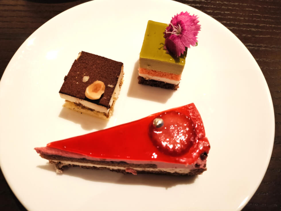 ベリー系のケーキ、ティラミス、ピスタチオのケーキ