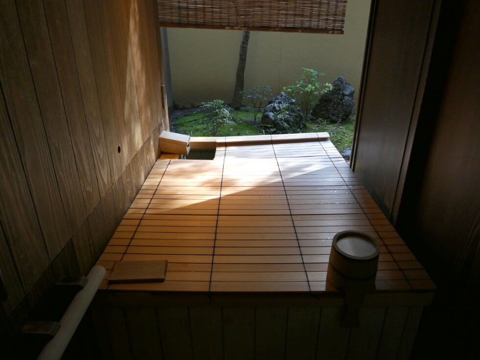 手前には手桶がひっかけてある。蓋にやわらかな陽射しが当たっている