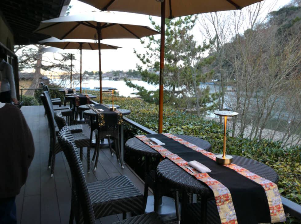 川沿いのテラス席