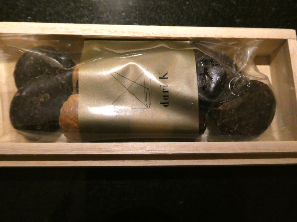 木箱を開けるとチョコレートとドライフルーツ