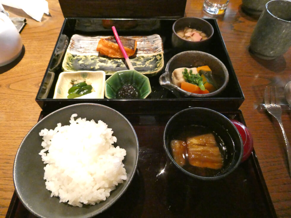 白米に茄子のお味噌汁、焼き鮭、小鉢など。