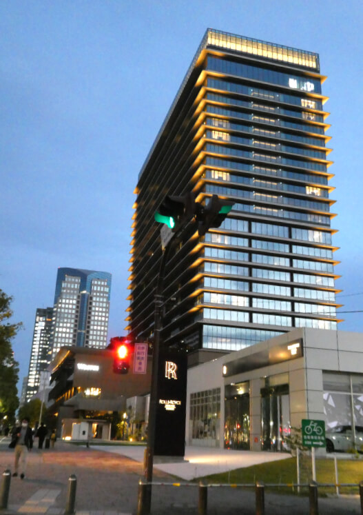 ウェスティン横浜の手前にはロールスロイスの店舗があった。