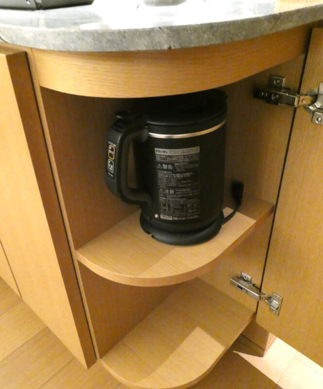 コーヒーコーナー下の棚に収納されていたケトル。