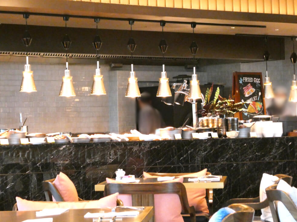 ライブキッチンと温かい洋食のおかずコーナー