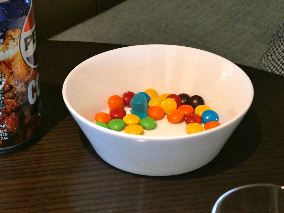 スナックタイムに子供が食べたカラフルなチョコやグミ。缶のペプシ
