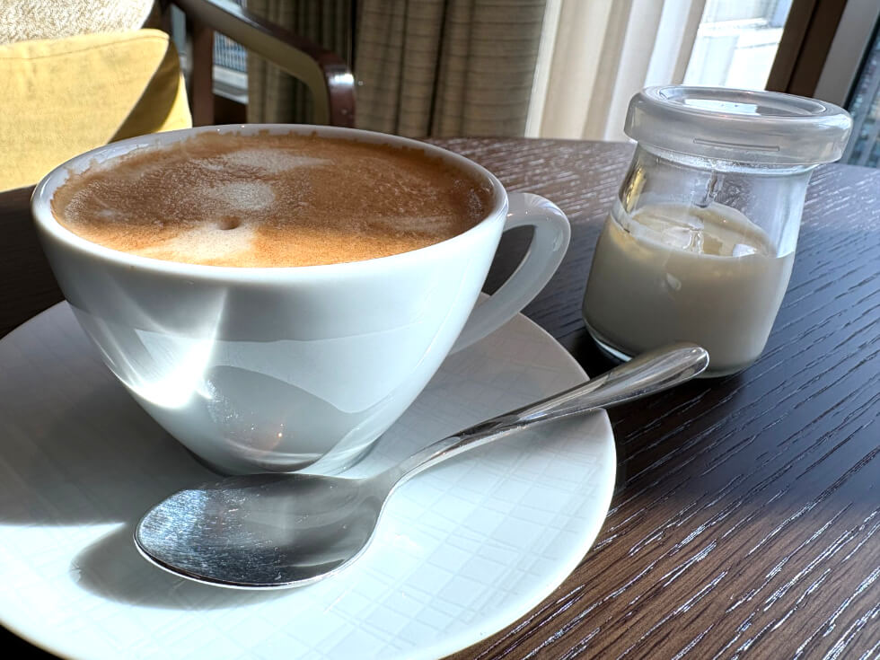 クラブラウンジの朝食風景。コーヒーとヨーグルト