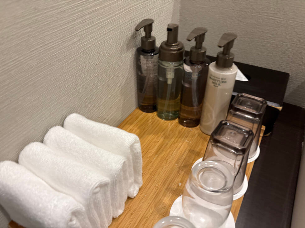 写真はアメニティの一部。コップや化粧水、乳液など