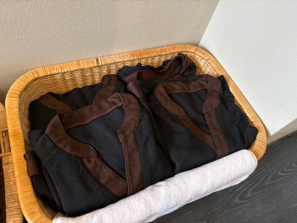 部屋着と足ふきマットは部屋付き露天から部屋に入ったすぐそばに置いてありました