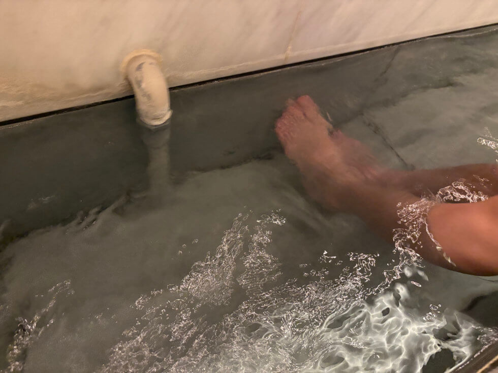 ロビーでドリンクを飲みながら入れる足湯